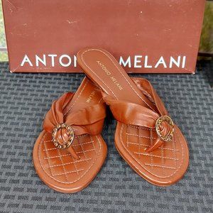NIB ANTONIO MELANI BRILLIANT BROWN LEATHER THONG SANDALS (7M)